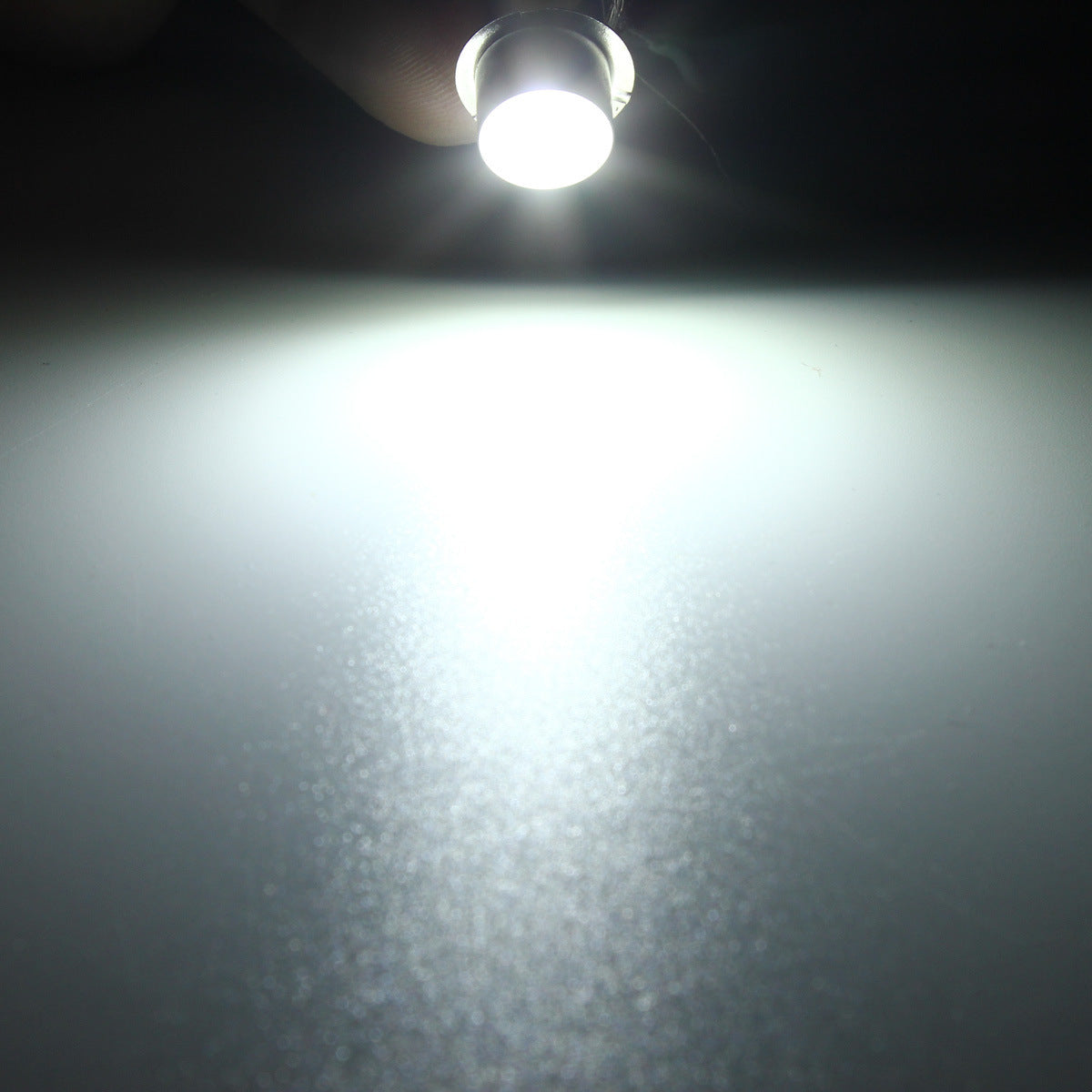 Focus flashlight bulb for lightning